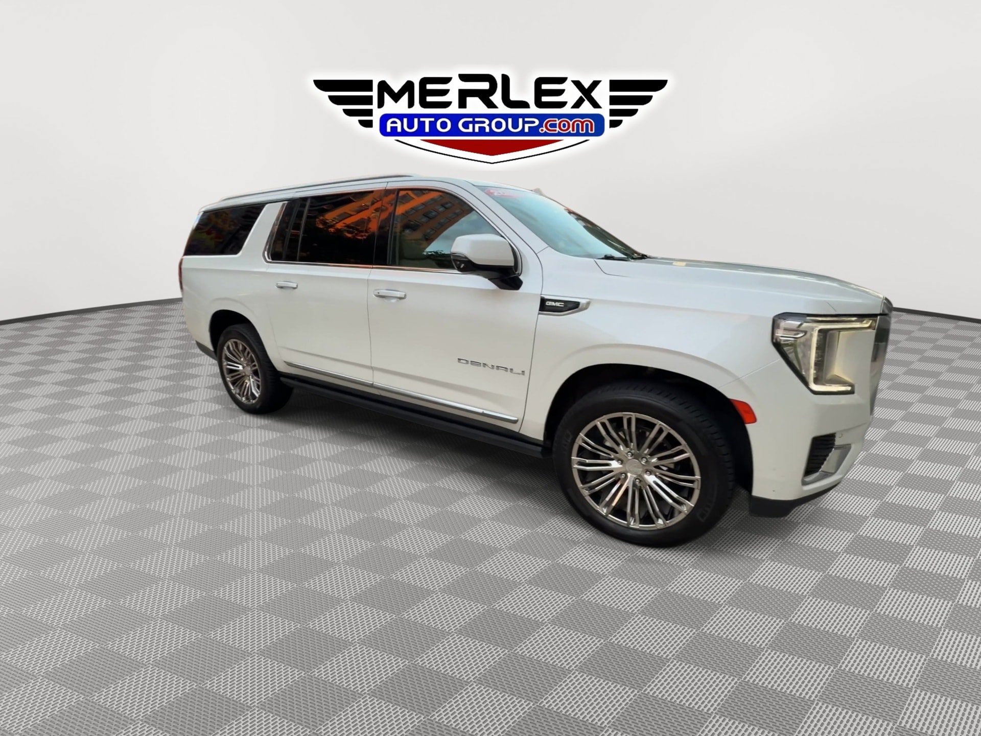 Used 2022 GMC Yukon XL Denali w/ Advanced Technology Package AWD/4WD image 2