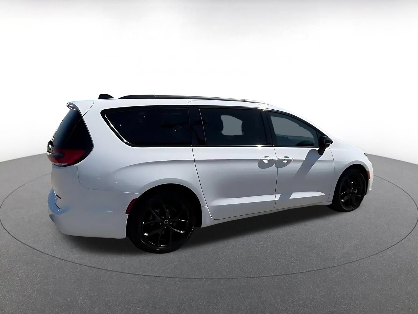 Used 2025 Chrysler Pacifica Limited FWD image 14