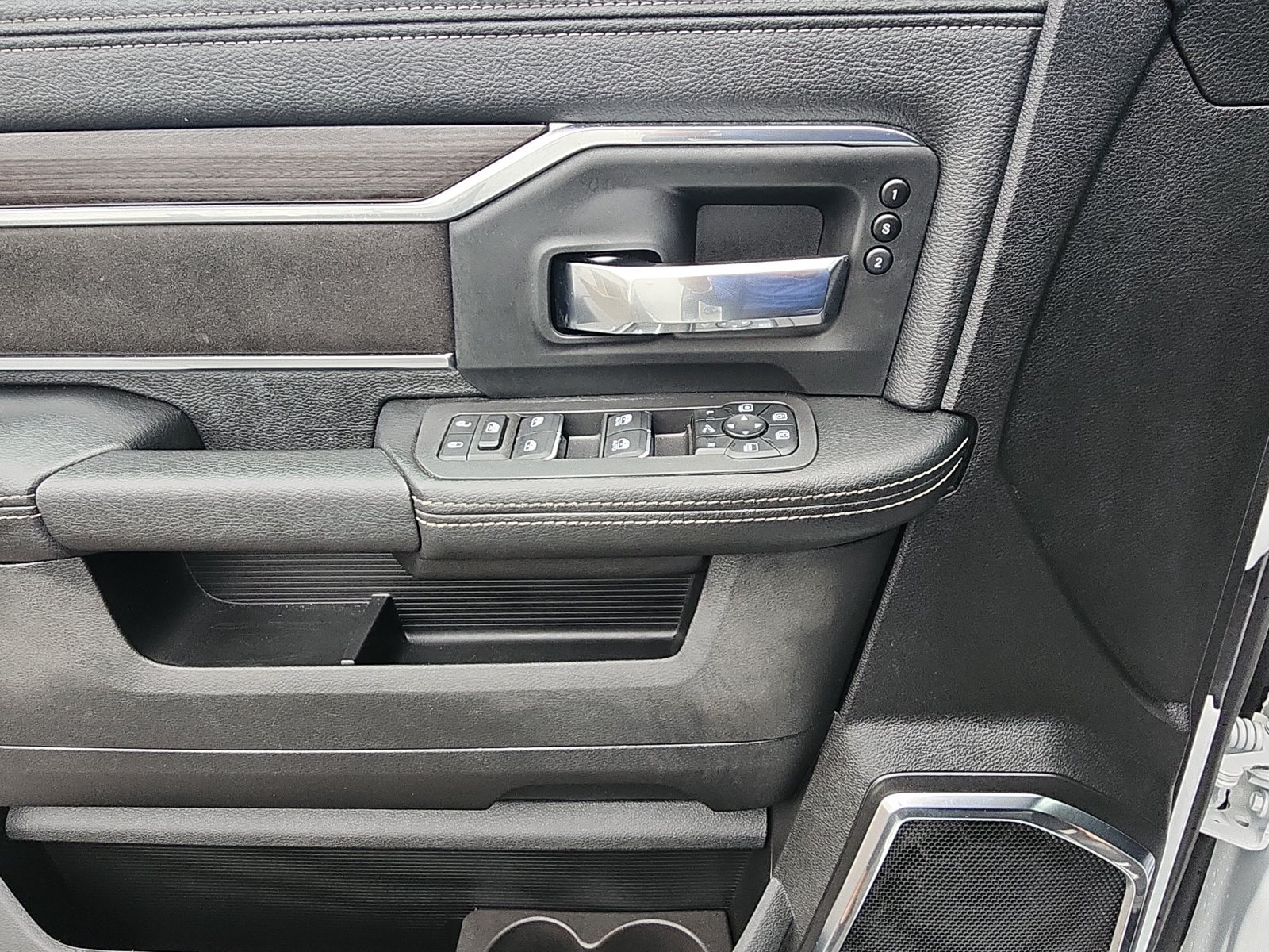 Used 2026 RAM 2500 Laramie AWD/4WD image 18