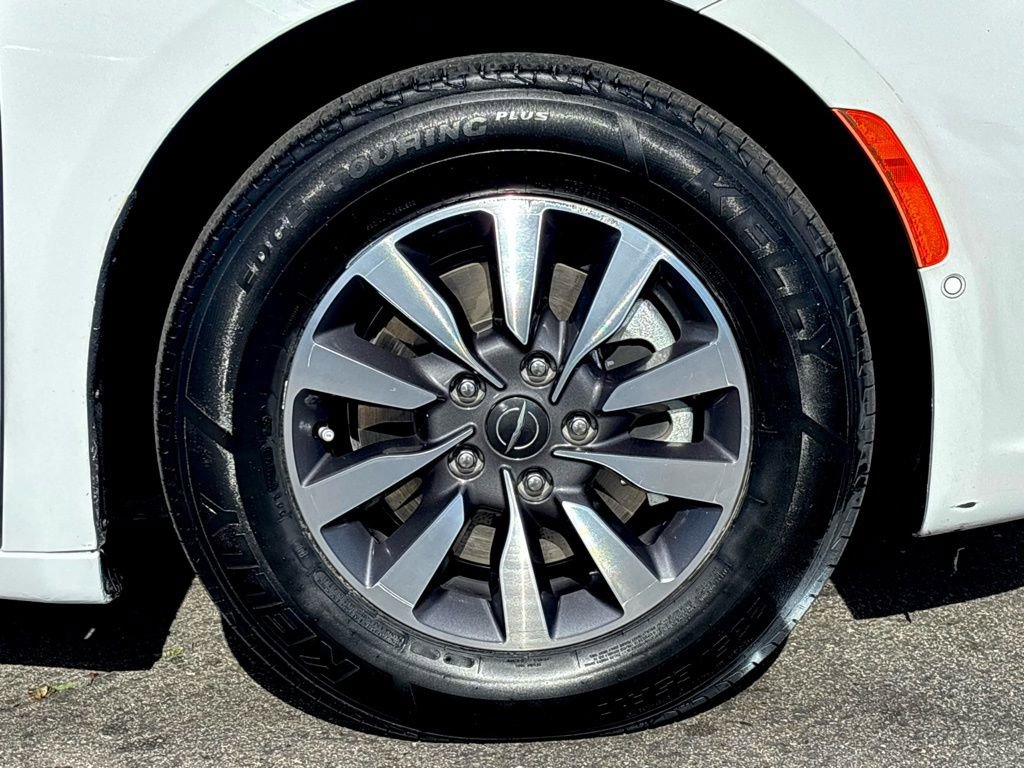 Used 2023 Chrysler Pacifica Touring-L FWD image 31