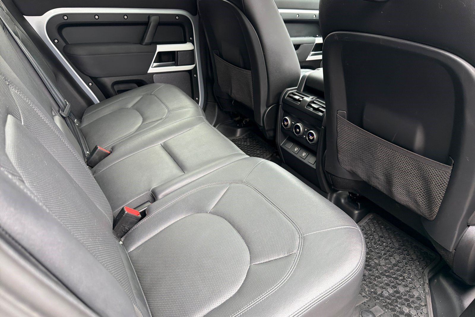 Used 2023 Land Rover Defender 110 SE AWD/4WD image 34