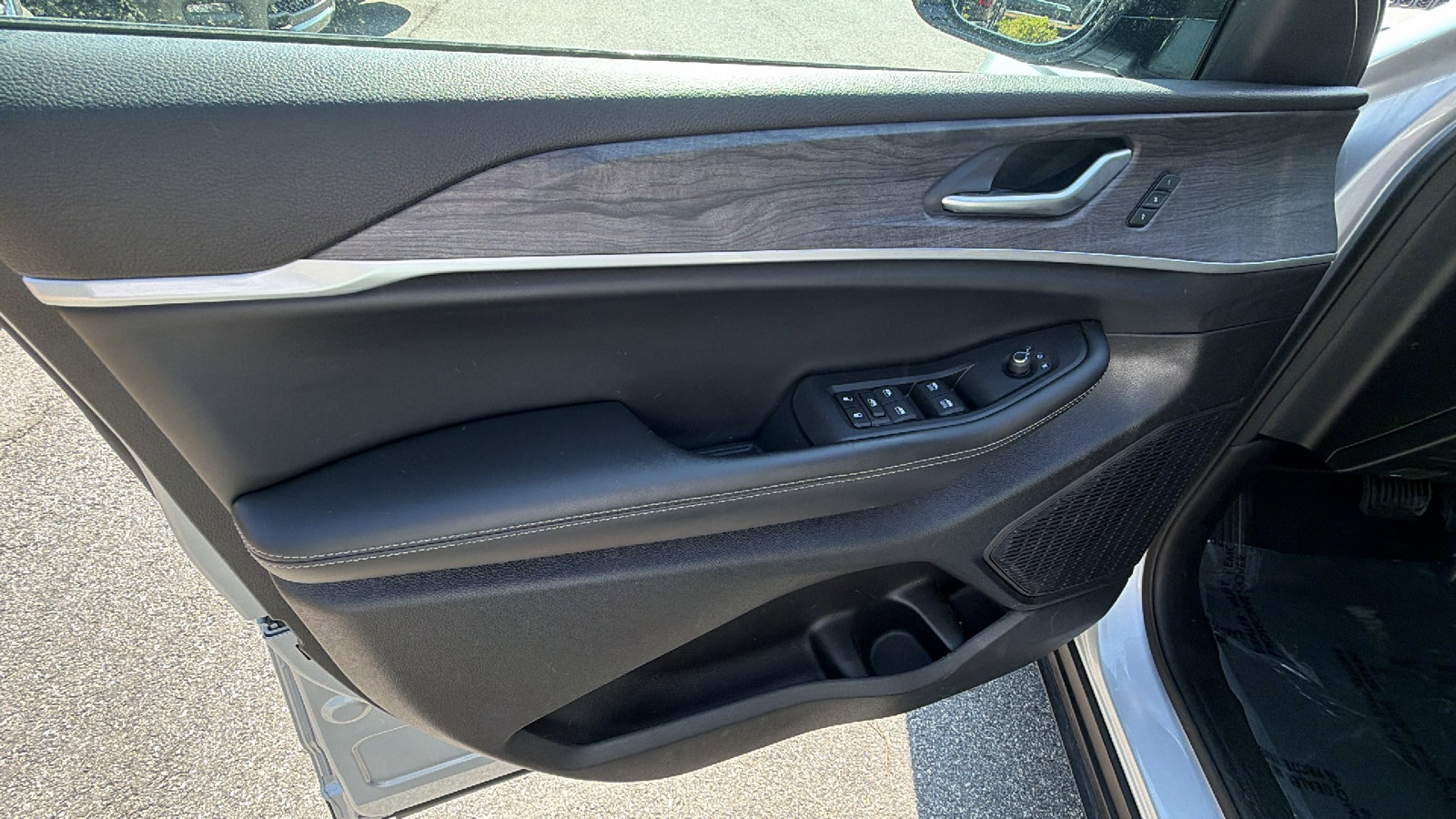 Used 2024 Jeep Grand Cherokee Limited w/ Luxury Tech Group II image 14