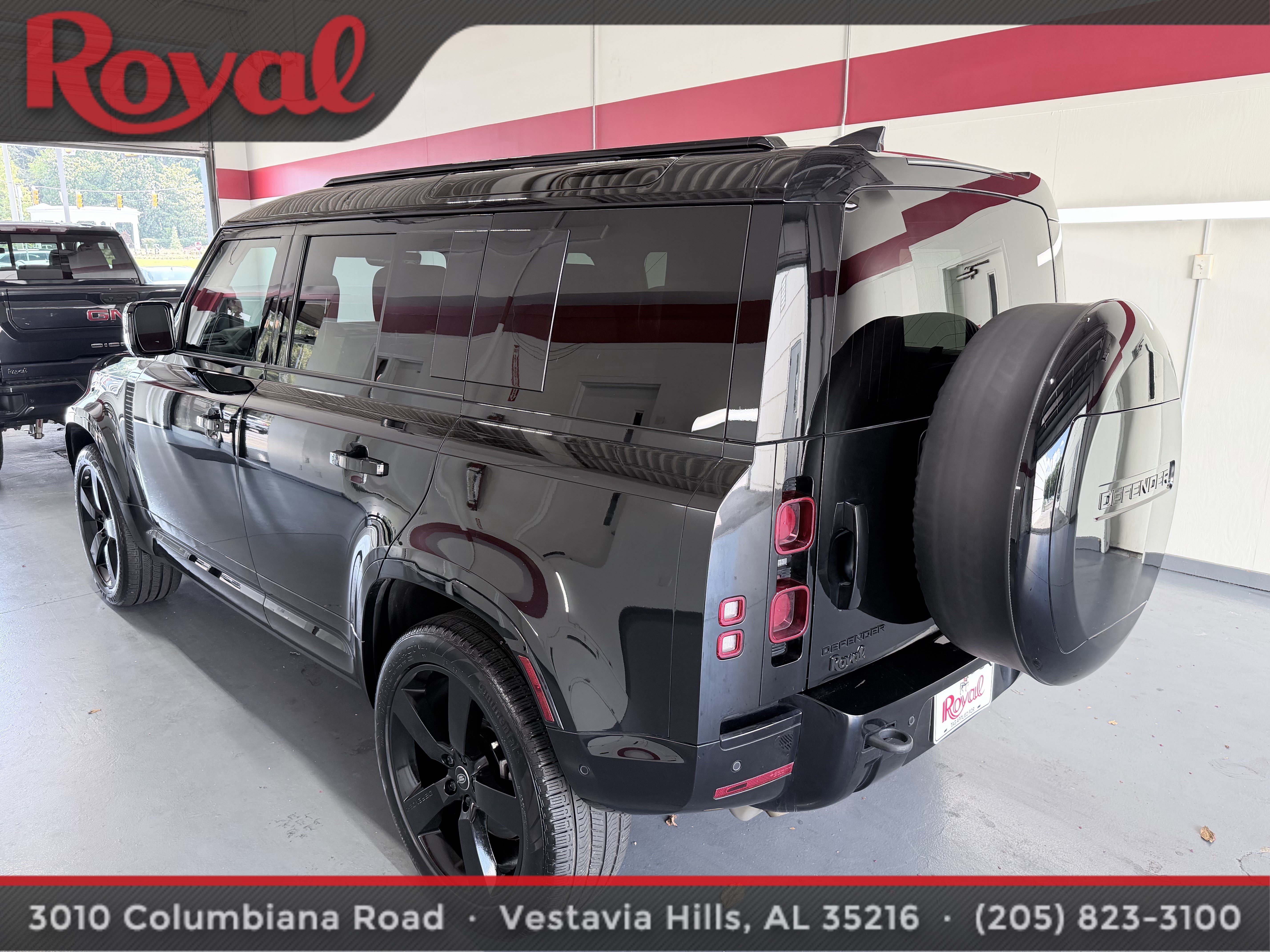 Used 2025 Land Rover Defender 110 X-Dynamic SE AWD/4WD image 6