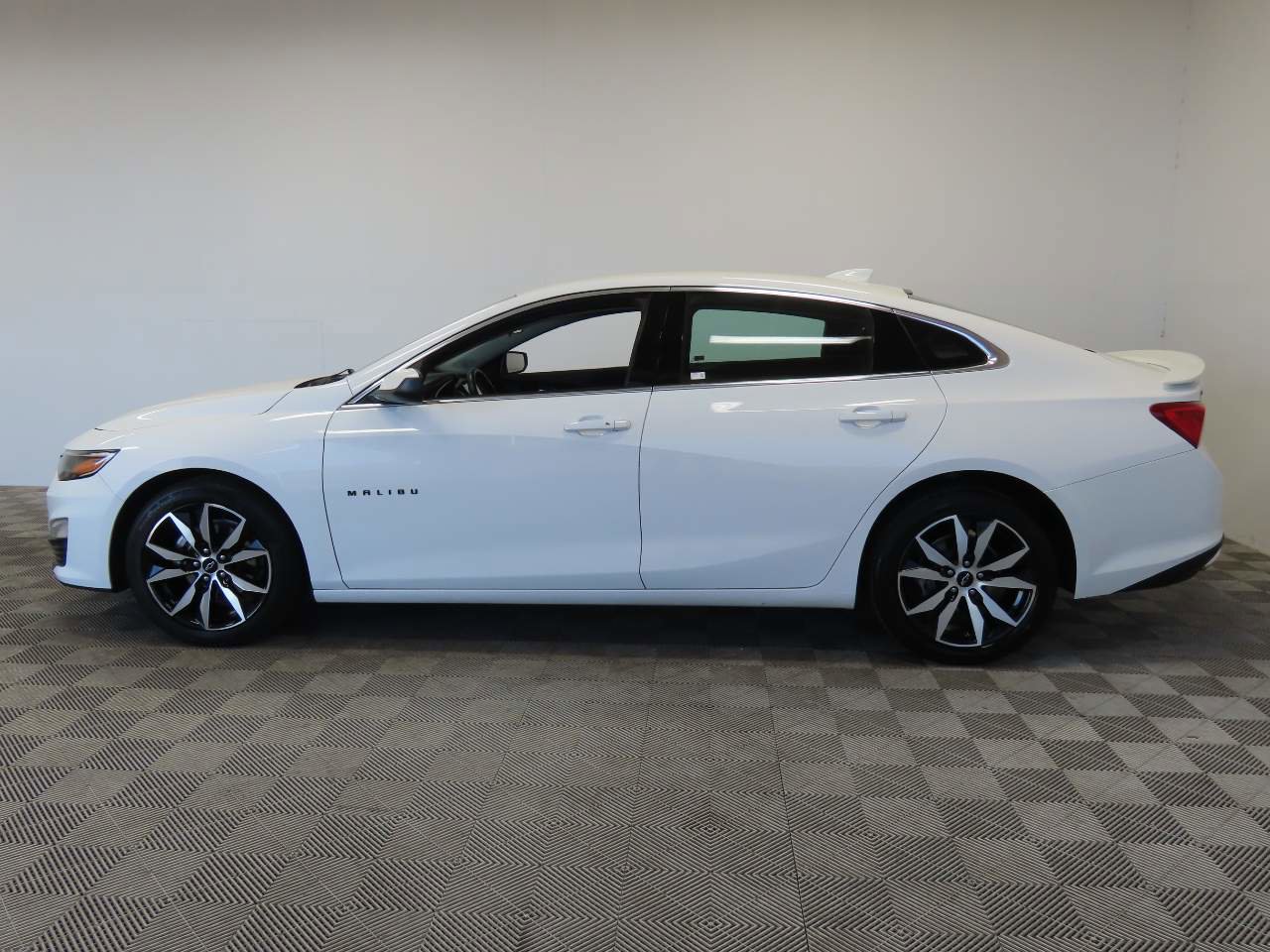 Used 2025 Chevrolet Malibu RS FWD image 3