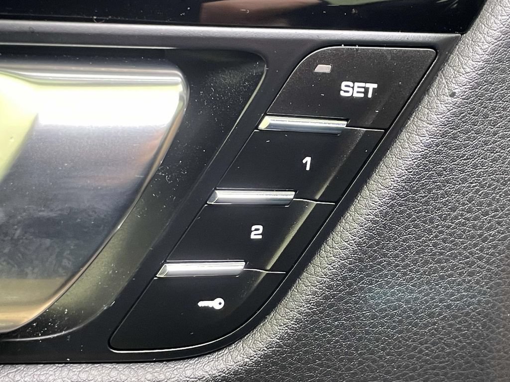 Certified 2025 Porsche Macan AWD/4WD image 37
