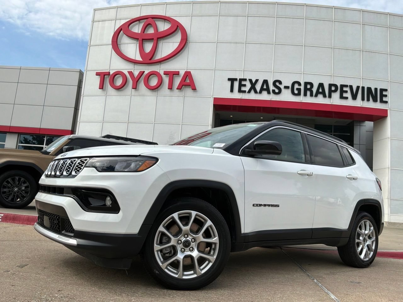 Used 2025 Jeep Compass Limited AWD/4WD image 2