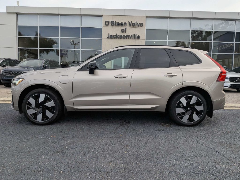 Certified 2024 Volvo XC60 T8 Ultimate w/ Climate Package AWD/4WD image 3