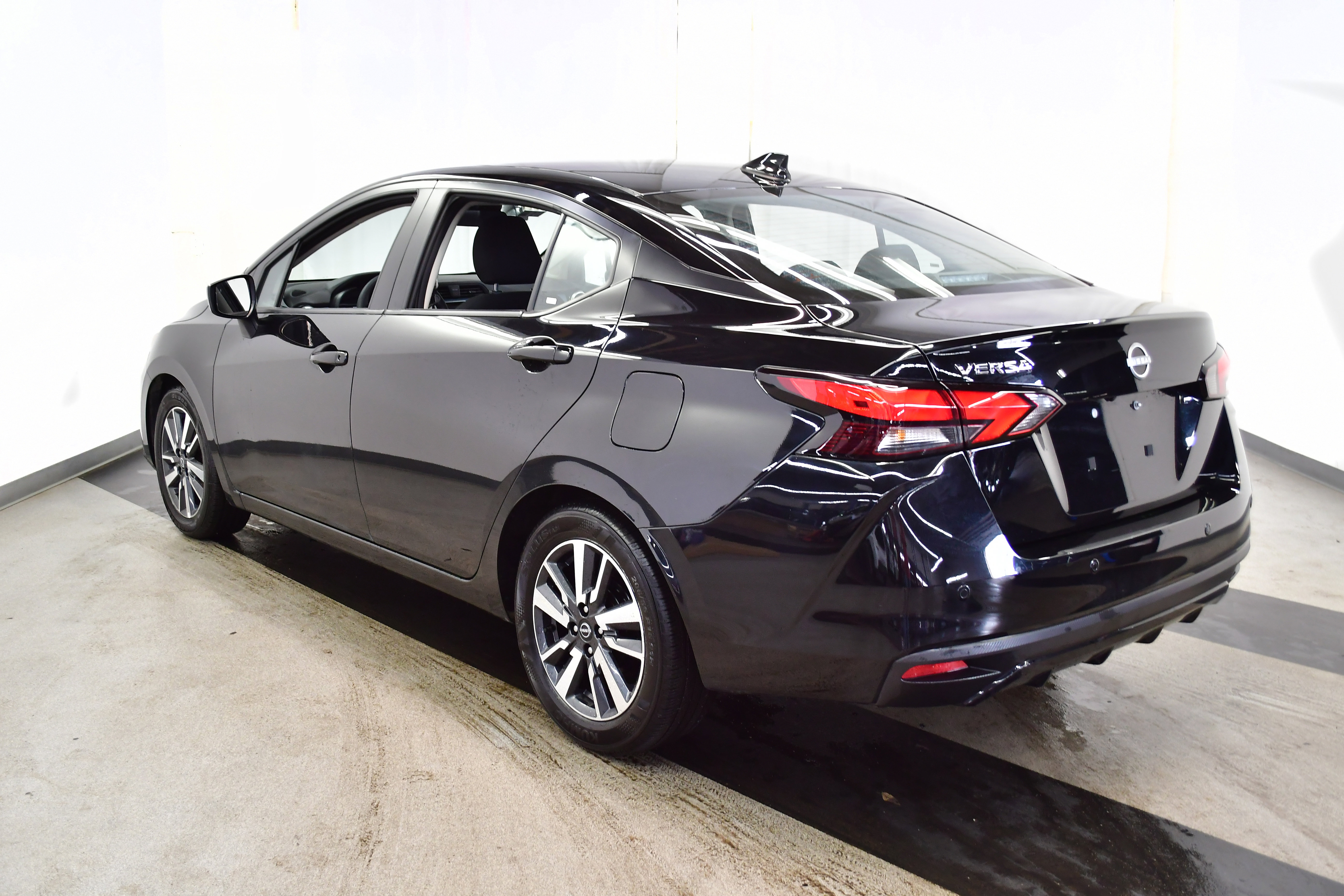 Used 2025 Nissan Versa SV image 5