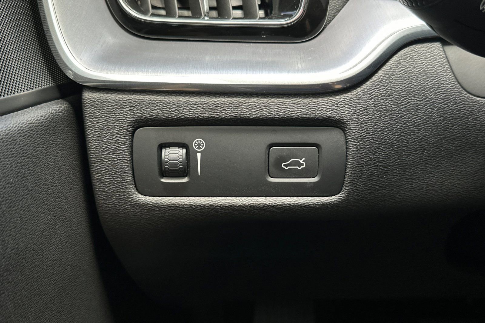 Used 2020 Volvo XC60 T5 Momentum w/ Protection Package Premier FWD image 27