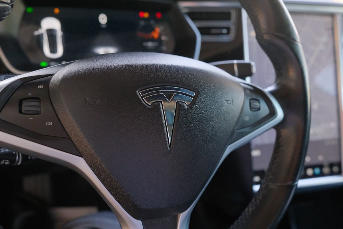 Used 2015 Tesla Model S 70 RWD image 35