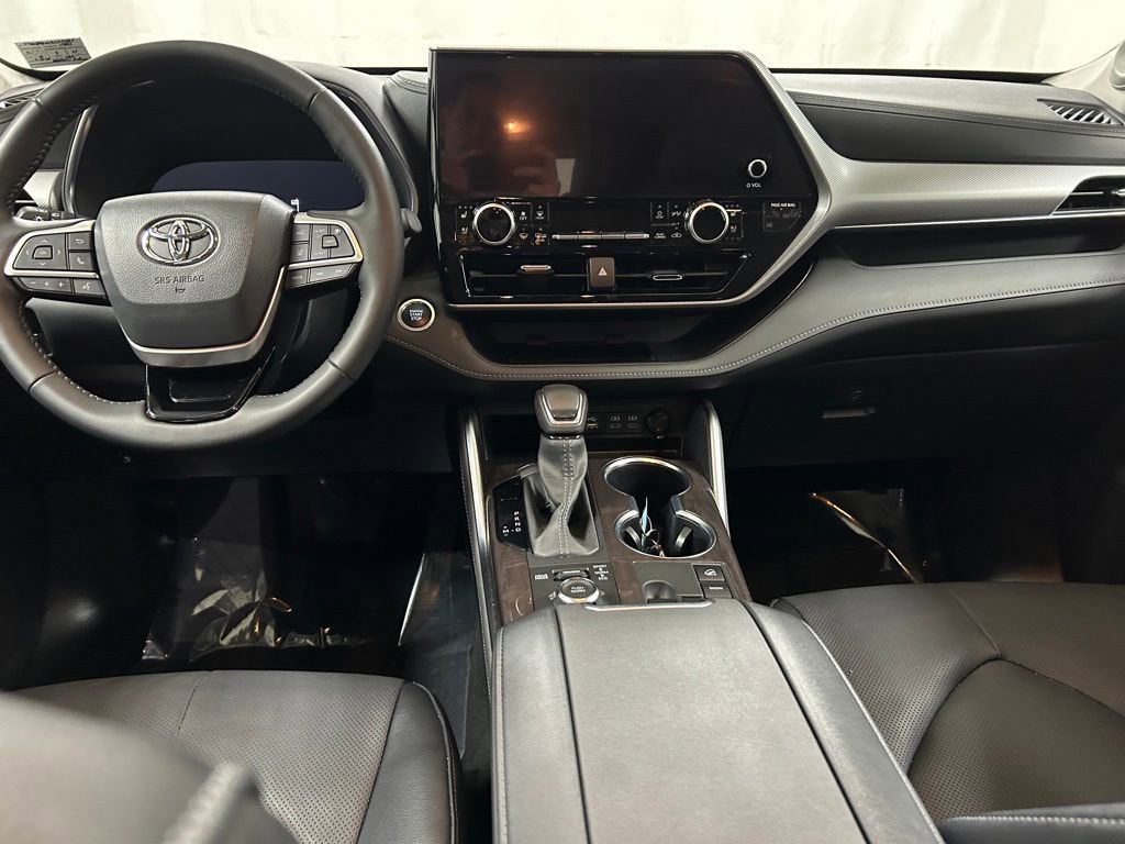 Used 2024 Toyota Highlander Platinum image 17