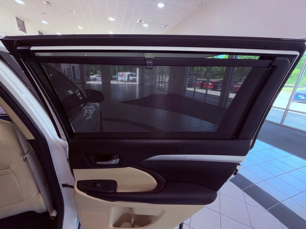 Used 2015 Toyota Highlander XLE FWD image 12