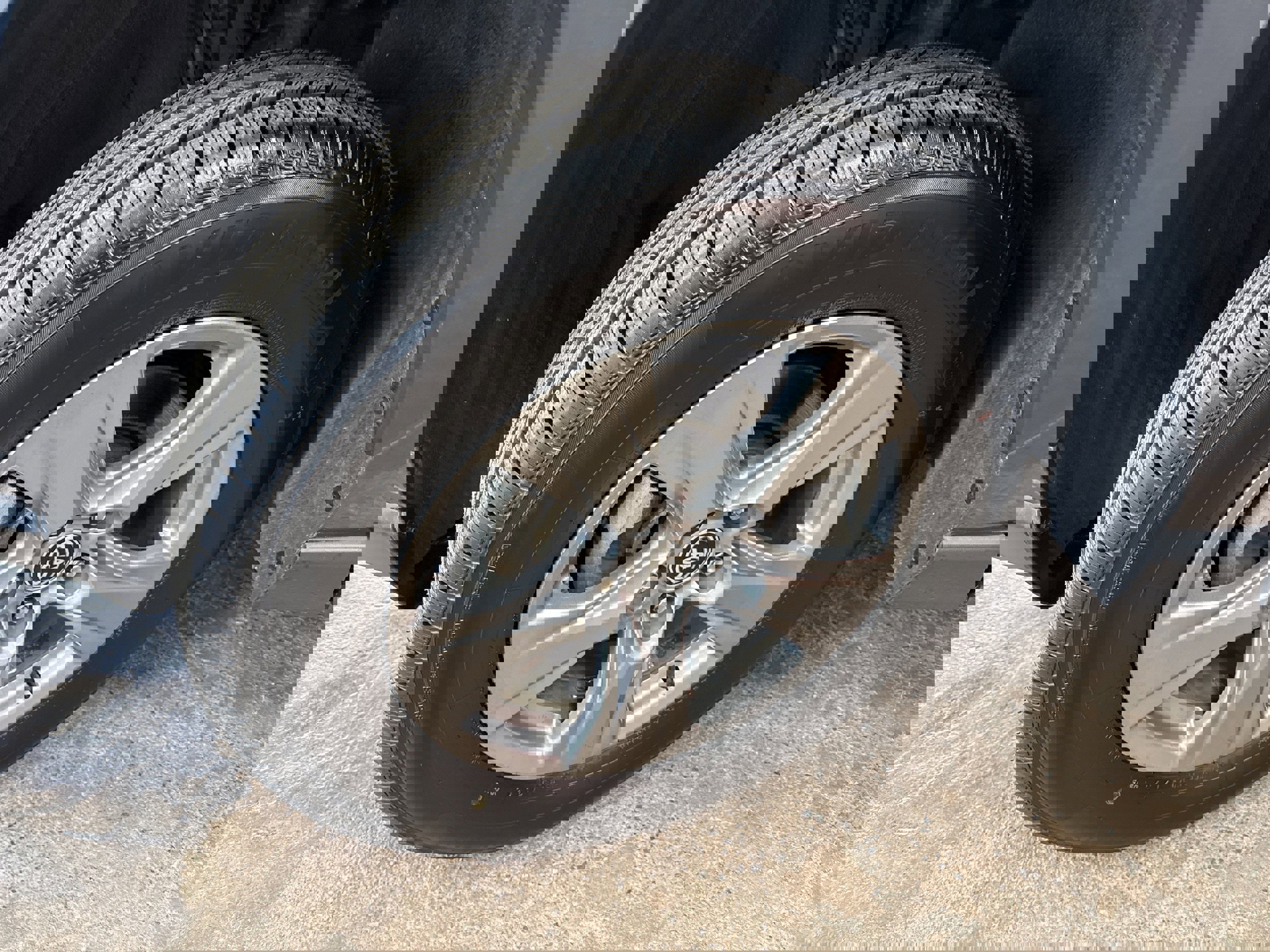 Used 2022 Toyota RAV4 XLE w/ XLE Grade Weather Package image 4