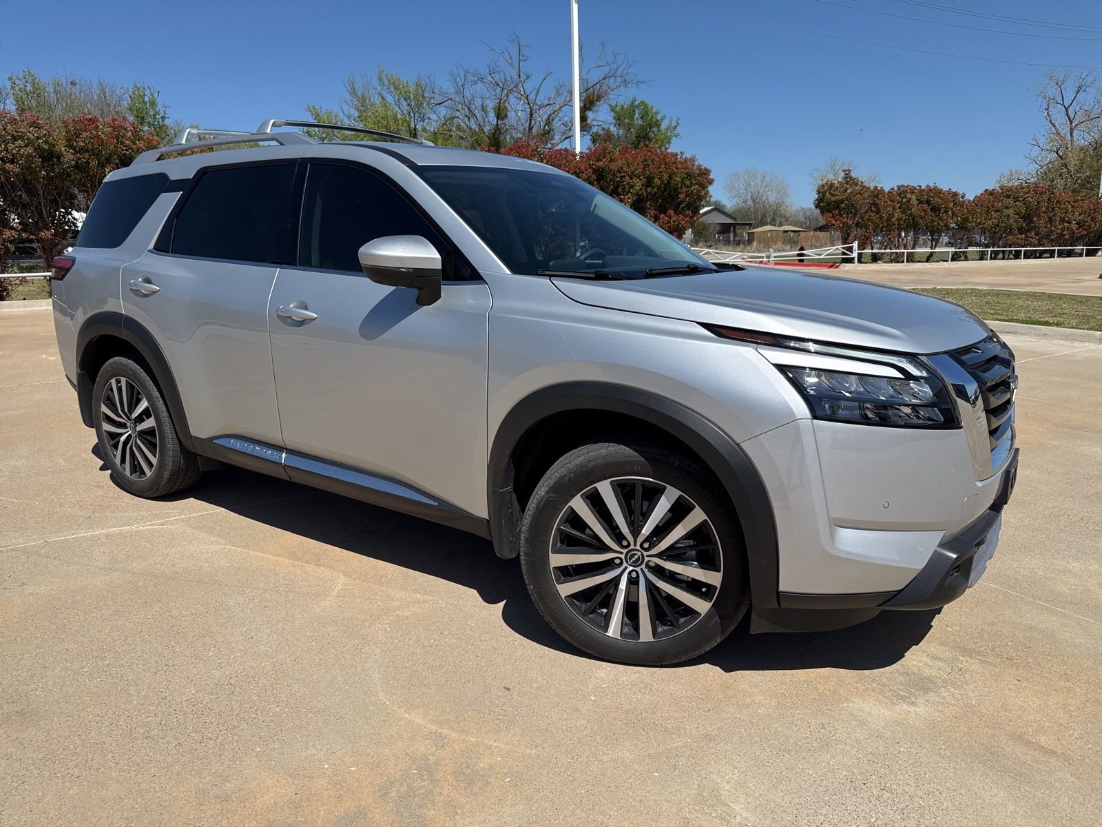 Used 2025 Nissan Pathfinder Platinum w/ Cargo Package image 6