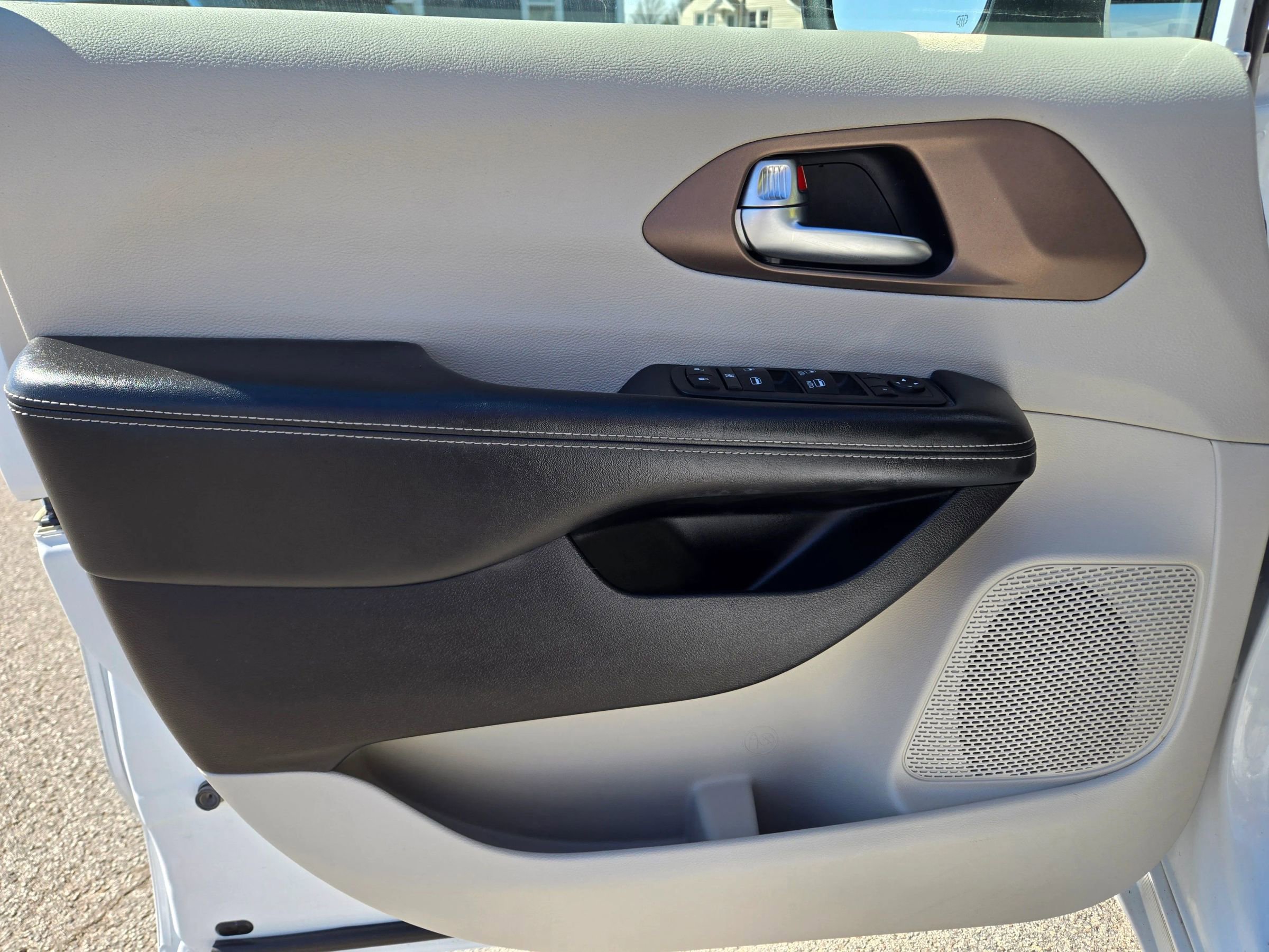 Used 2022 Chrysler Voyager LX image 26