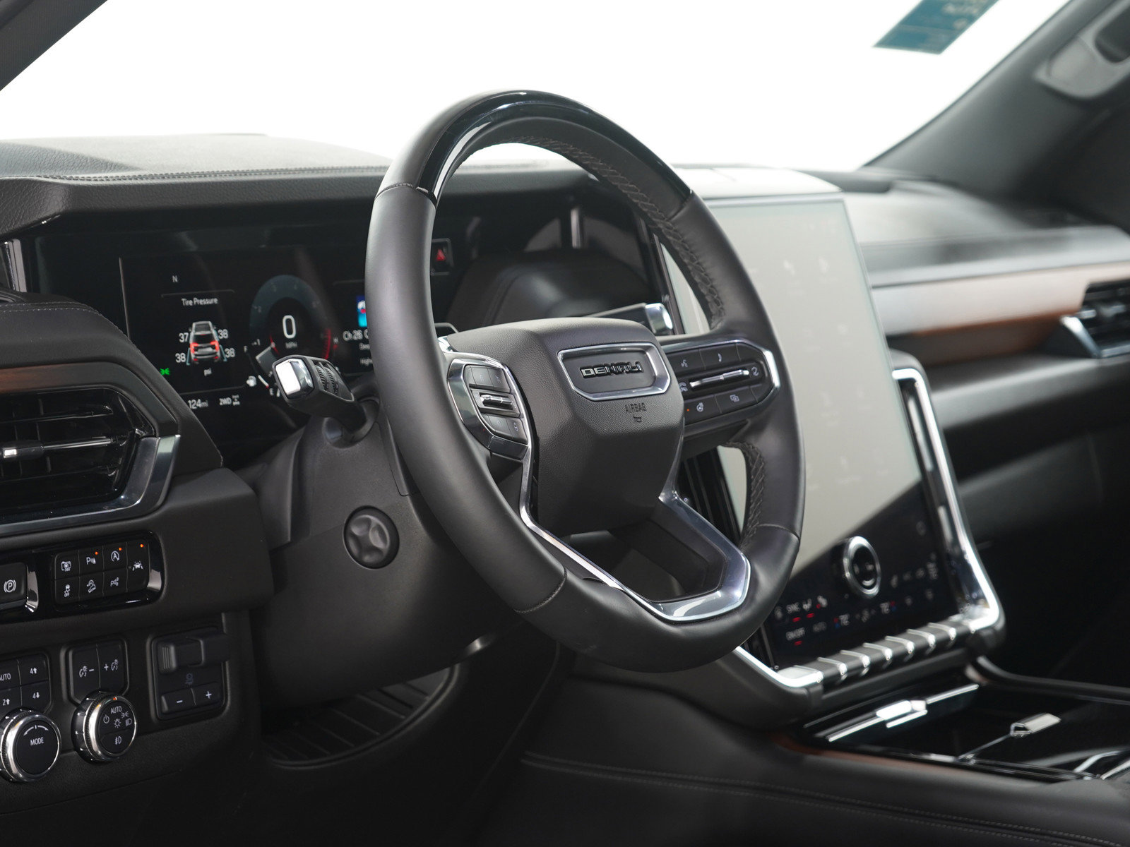 Used 2025 GMC Yukon Denali w/ Denali Reserve Package image 27