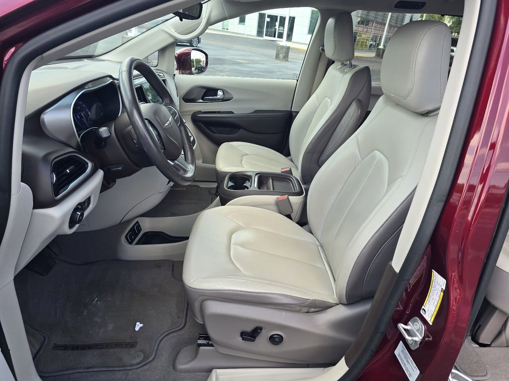 Used 2017 Chrysler Pacifica Touring-L FWD image 13
