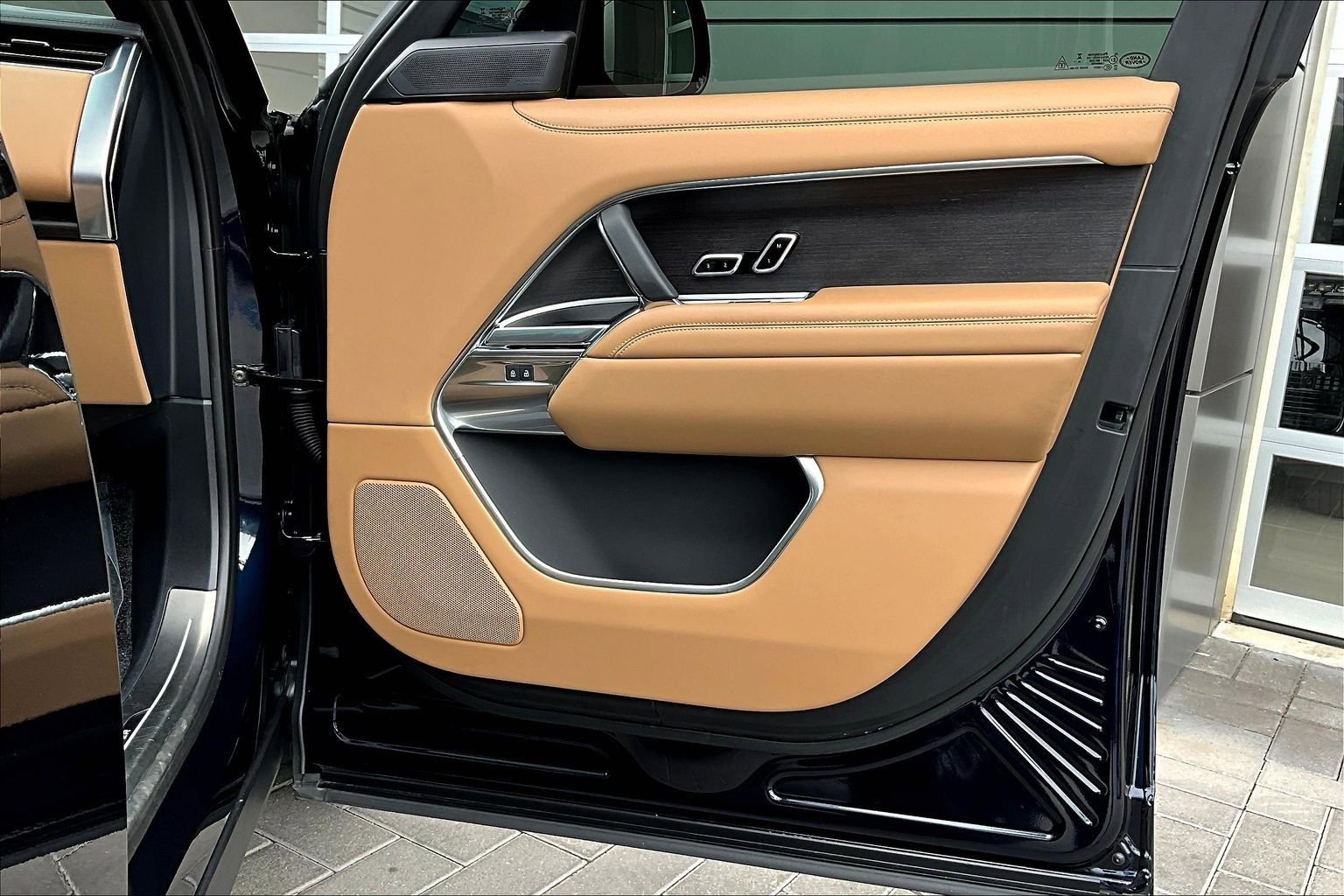 Certified 2025 Land Rover Range Rover SE AWD/4WD image 23