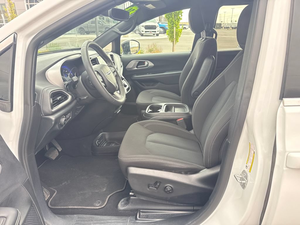 Used 2024 Chrysler Pacifica Touring FWD image 25