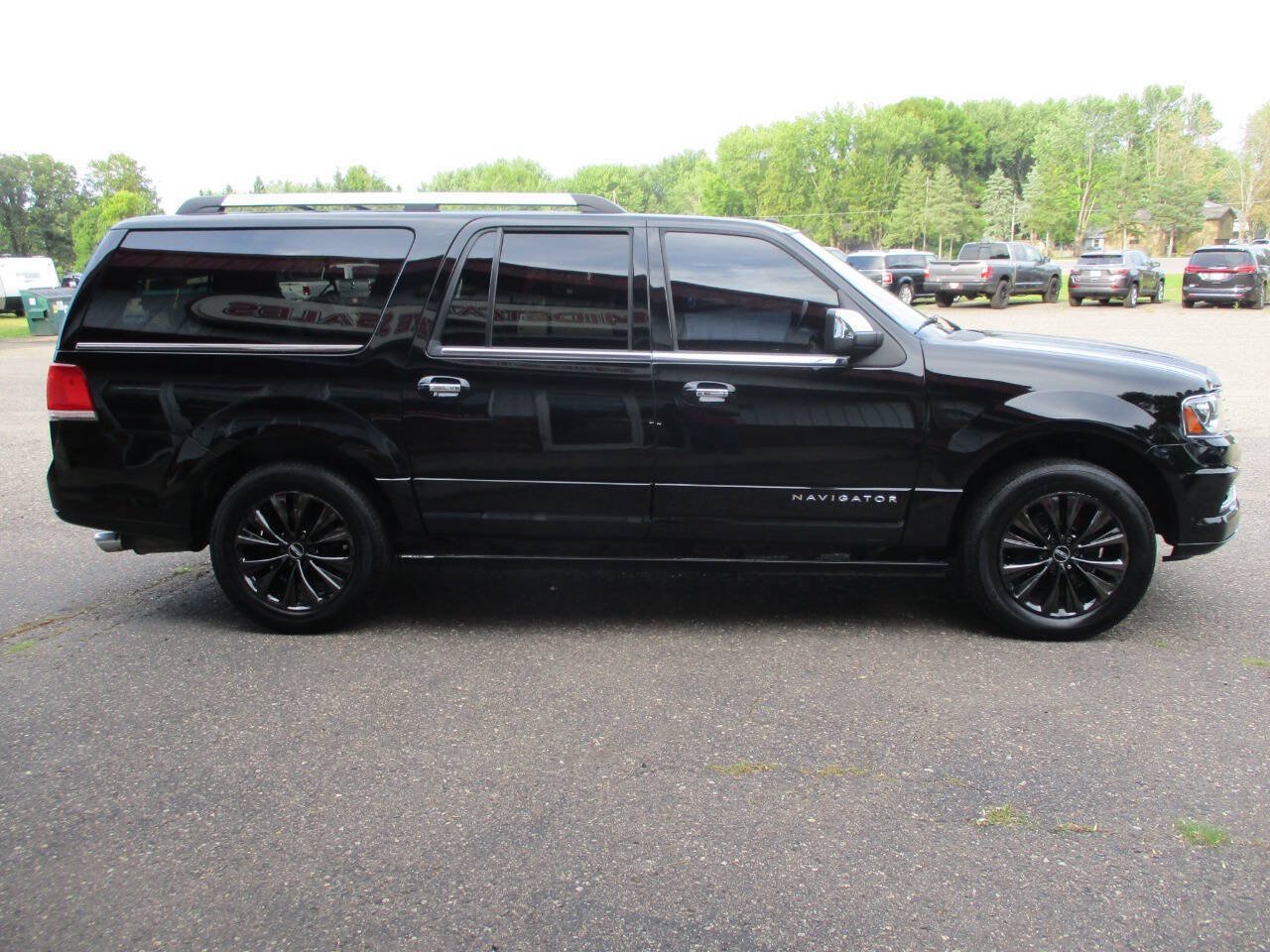 Used 2017 Lincoln Navigator L Select AWD/4WD image 10
