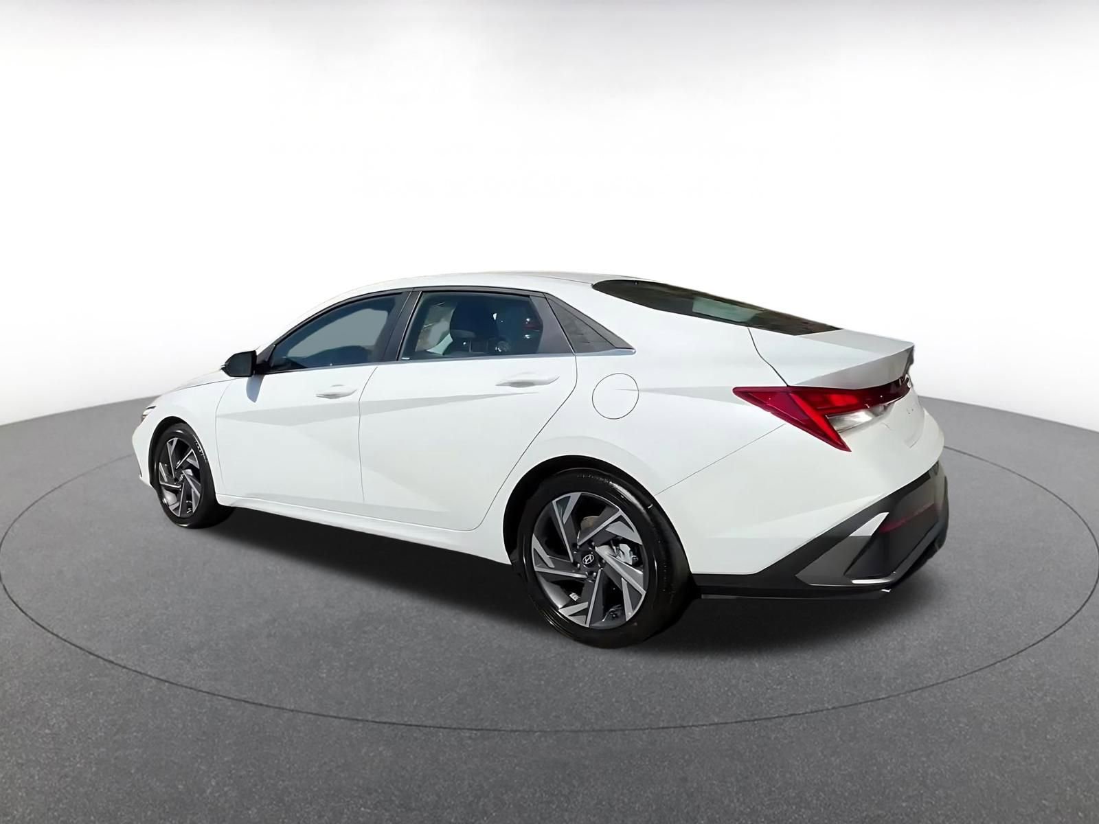 Used 2025 Hyundai Elantra Limited FWD image 10