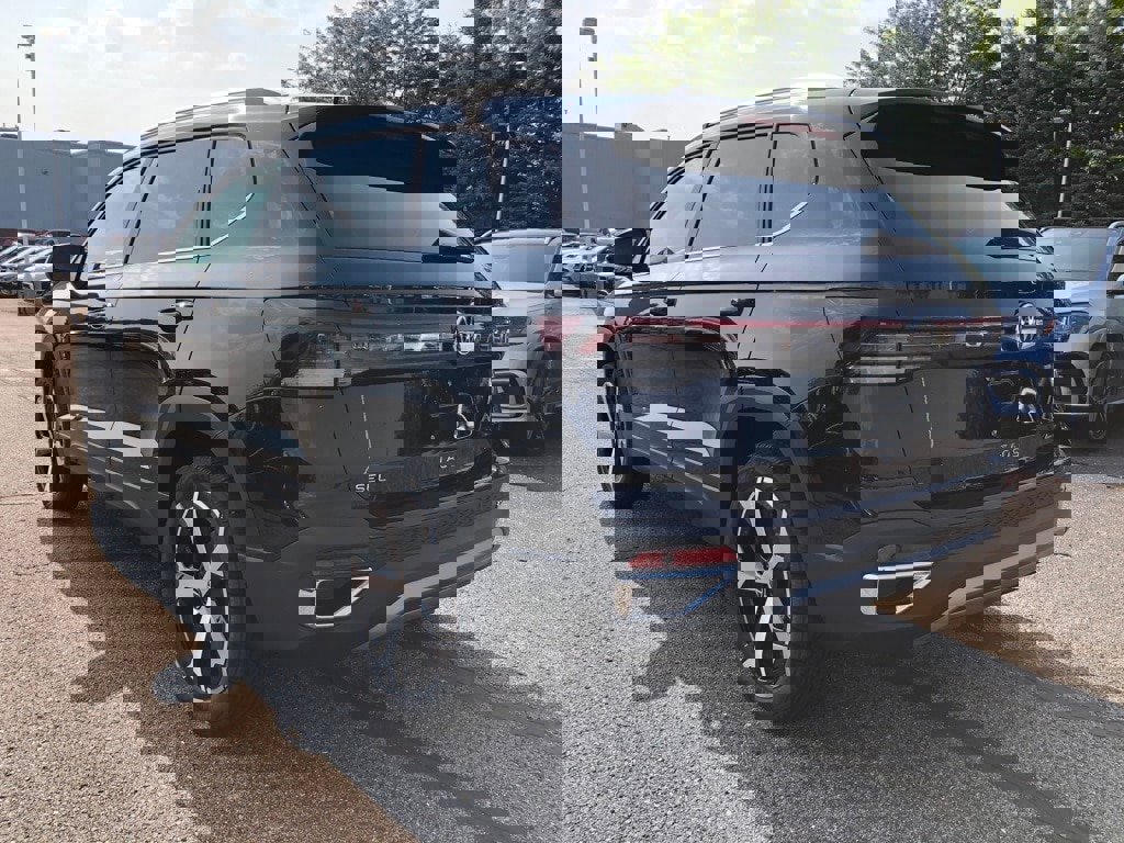 New 2025 Volkswagen Taos SEL image 4