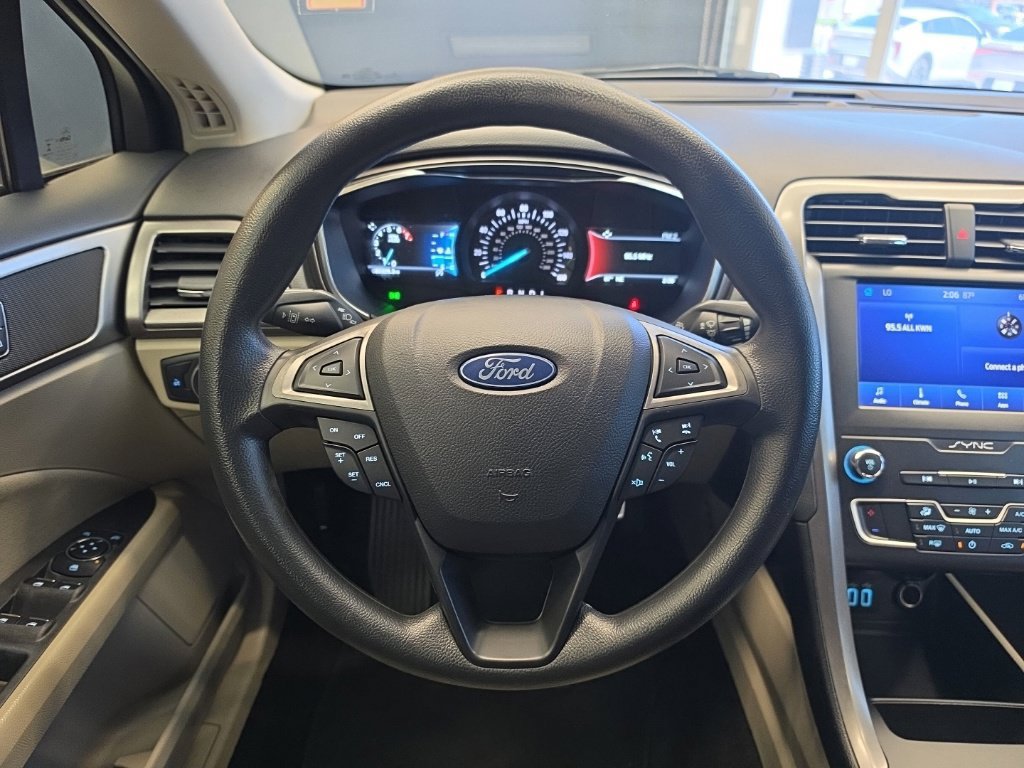 Used 2020 Ford Fusion SE FWD image 18