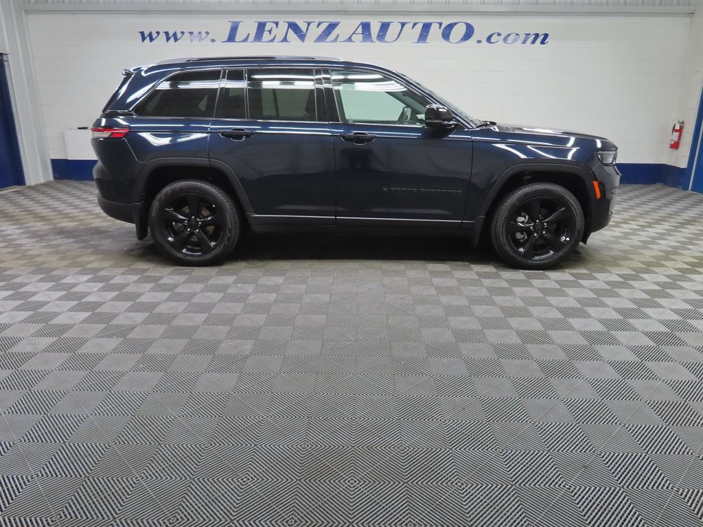 Used 2025 Jeep Grand Cherokee Limited w/ Luxury Tech Group II AWD/4WD image 2