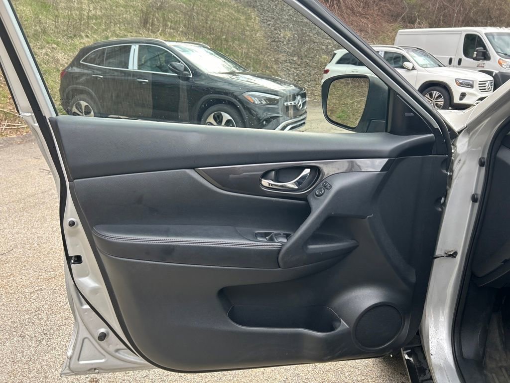 Used 2019 Nissan Rogue SV AWD/4WD image 11