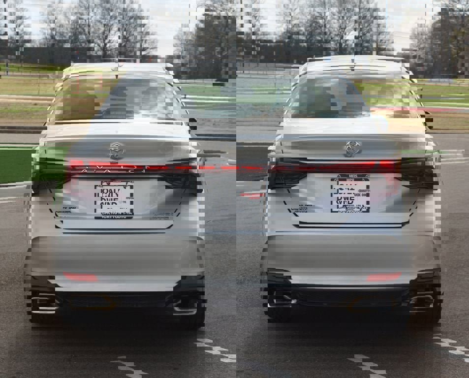 Used 2019 Toyota Avalon Limited image 3