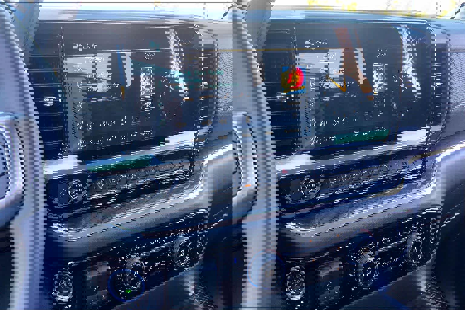 Used 2024 Chevrolet Silverado 2500 LTZ w/ LTZ Convenience Package image 7