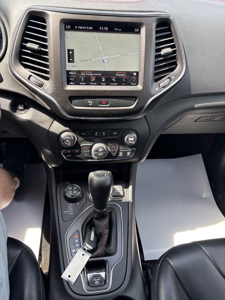 Used 2019 Jeep Cherokee Trailhawk w/ Cold Weather Group AWD/4WD image 15