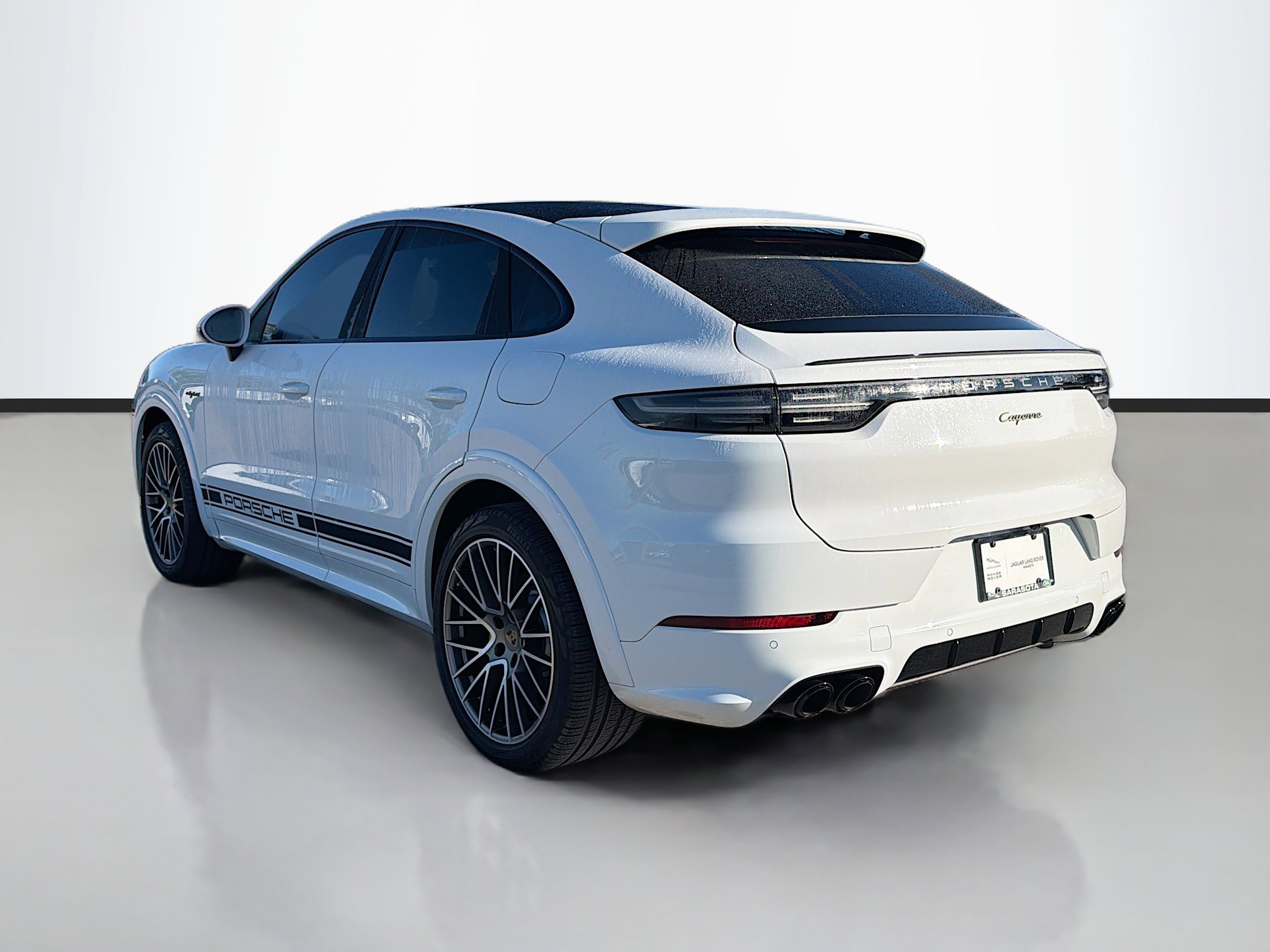 Used 2023 Porsche Cayenne Platinum Edition image 3