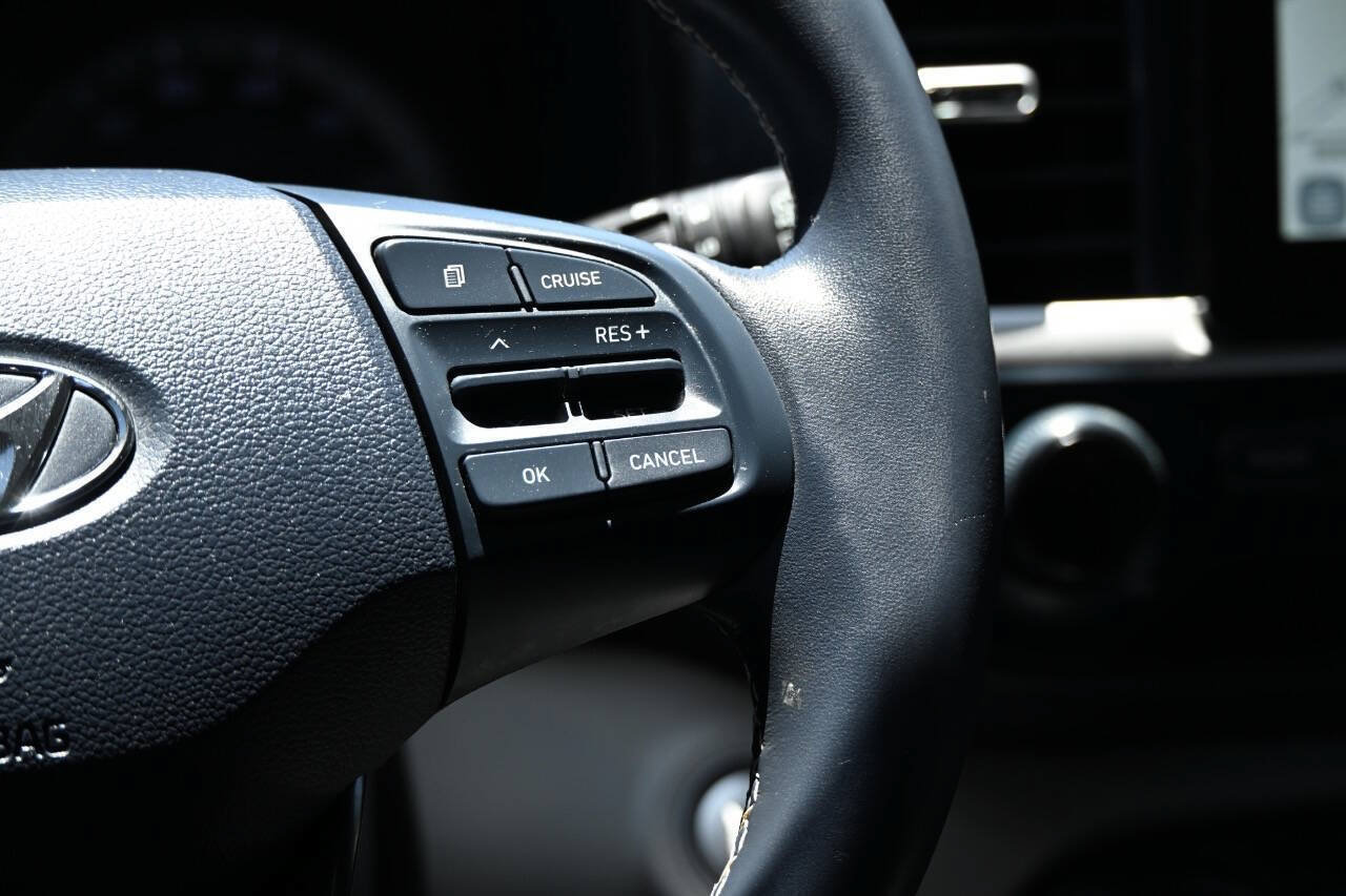 Used 2022 Hyundai Venue Limited FWD image 15