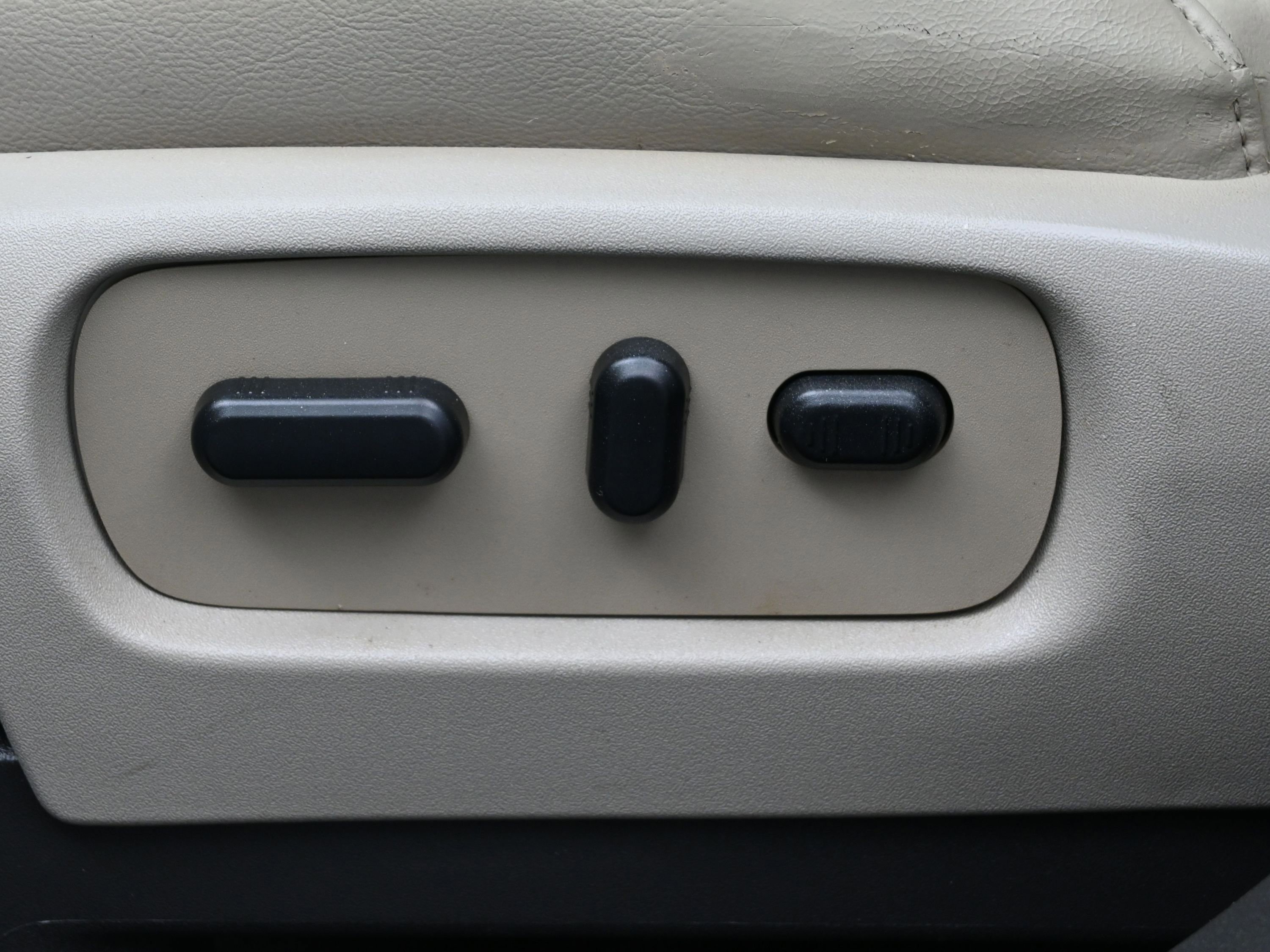 Used 2015 Ford Explorer XLT w/ Equipment Group 202A image 10