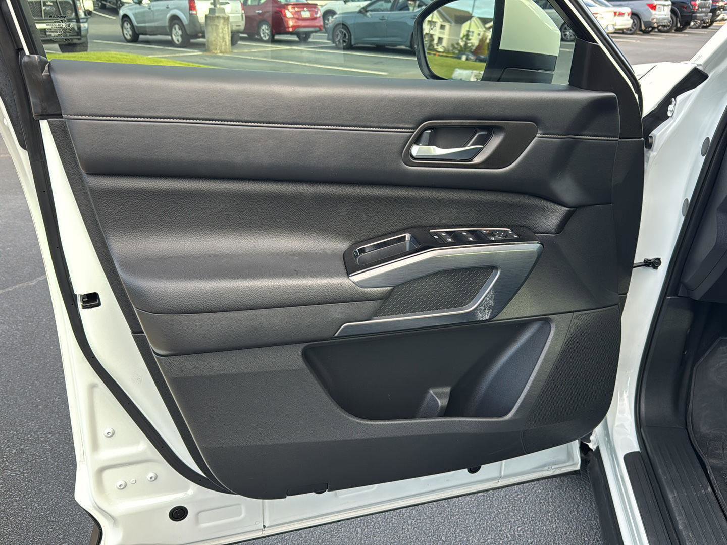 Used 2024 Nissan Pathfinder SL image 14