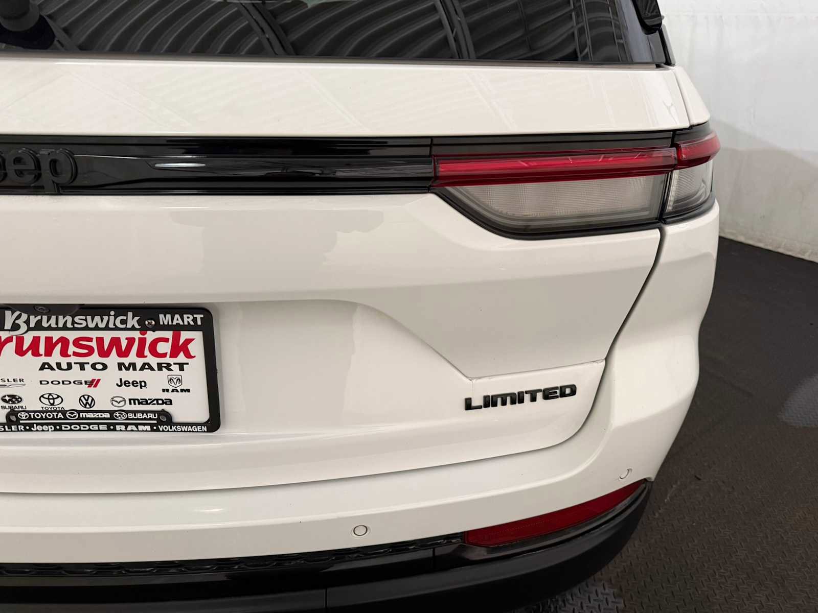 Used 2023 Jeep Grand Cherokee Limited w/ Black Appearance Package image 18