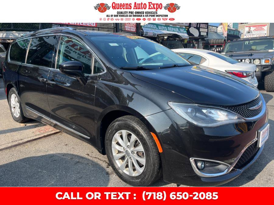 Used 2019 Chrysler Pacifica Touring-L image 2