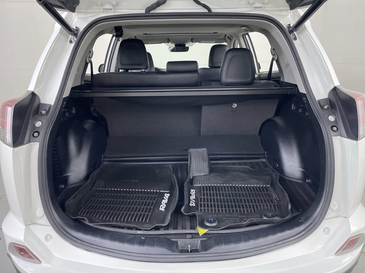 Used 2018 Toyota RAV4 Limited AWD/4WD image 25