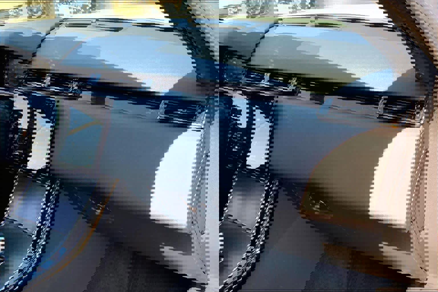 Certified 2025 Land Rover Range Rover Velar Dynamic SE image 16