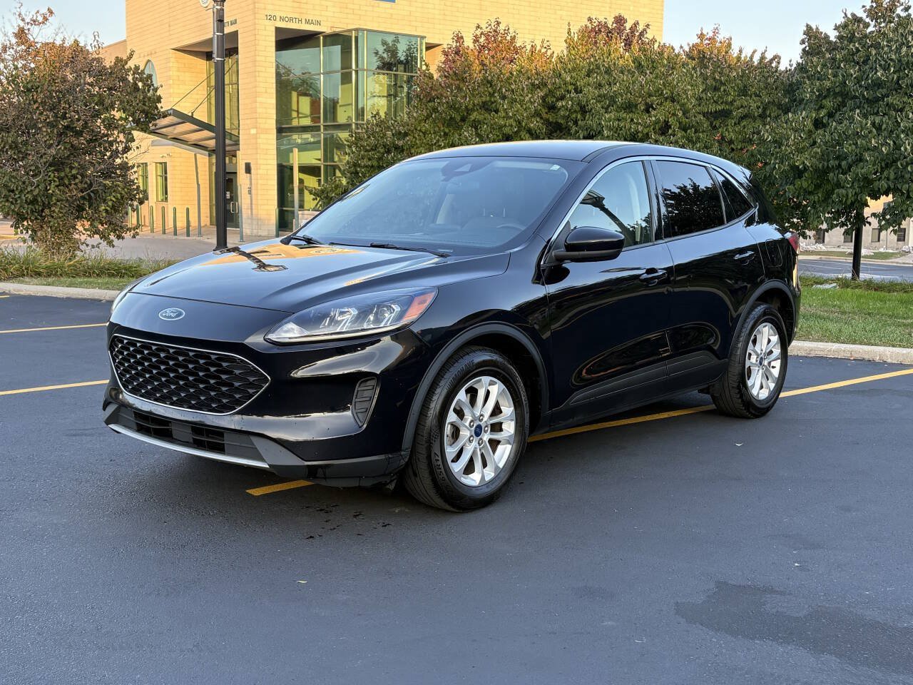 Used 2020 Ford Escape SE FWD image 1