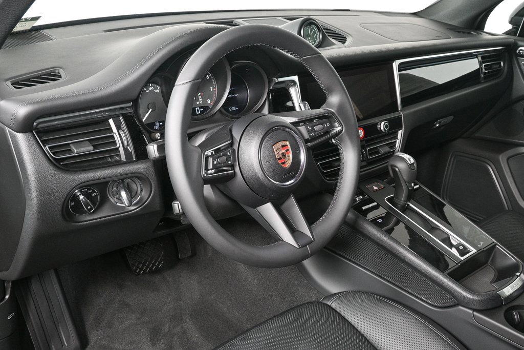 Certified 2025 Porsche Macan image 4