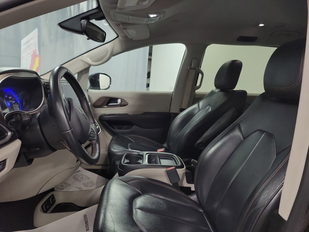 Used 2017 Chrysler Pacifica Touring-L w/ Tire & Wheel Group image 13