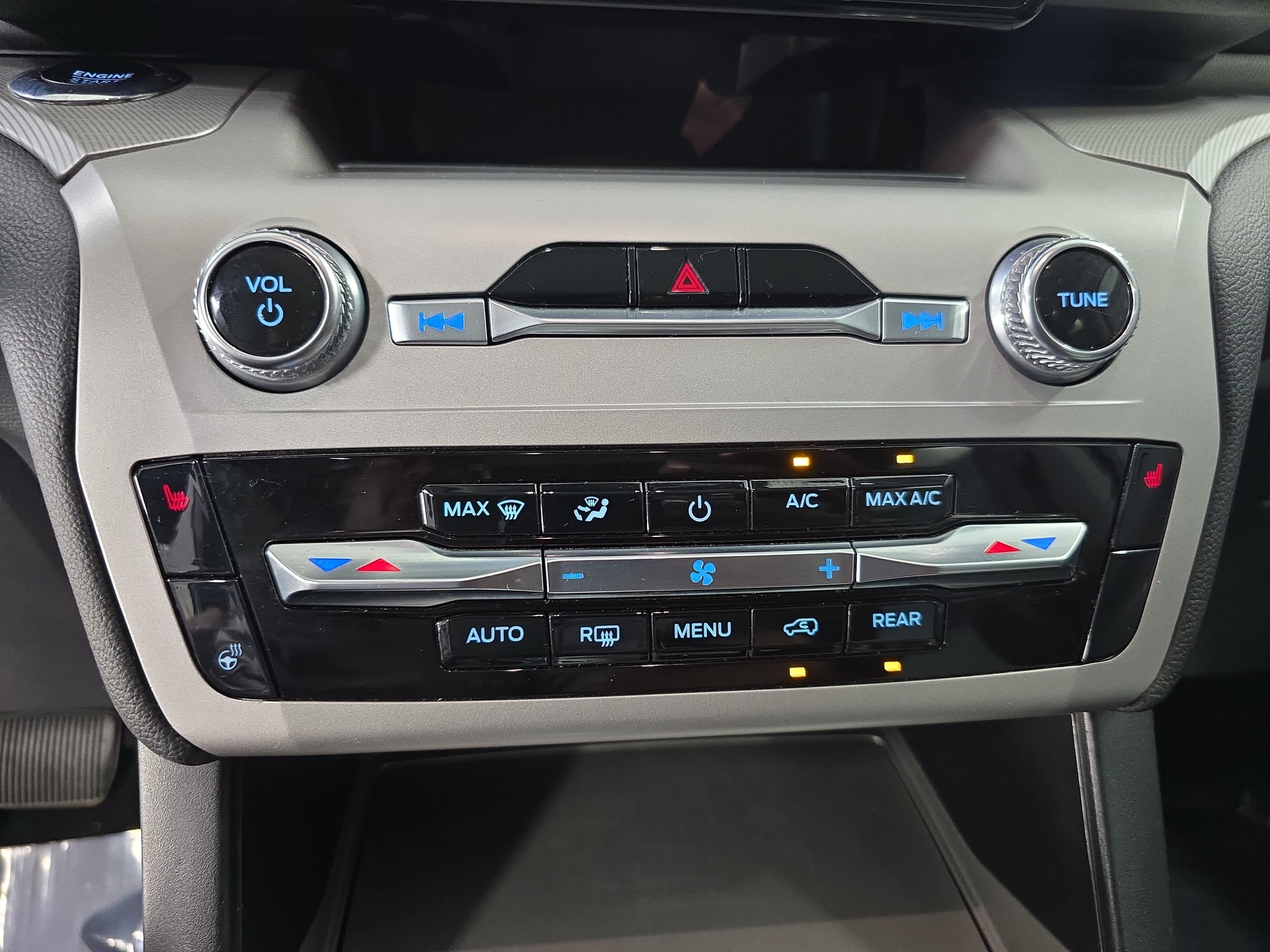 Used 2023 Ford Explorer XLT w/ Equipment Group 202A RWD image 21