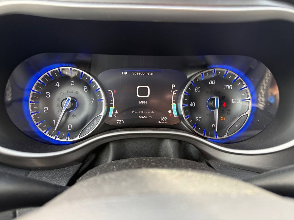 Used 2023 Chrysler Pacifica Touring-L image 16