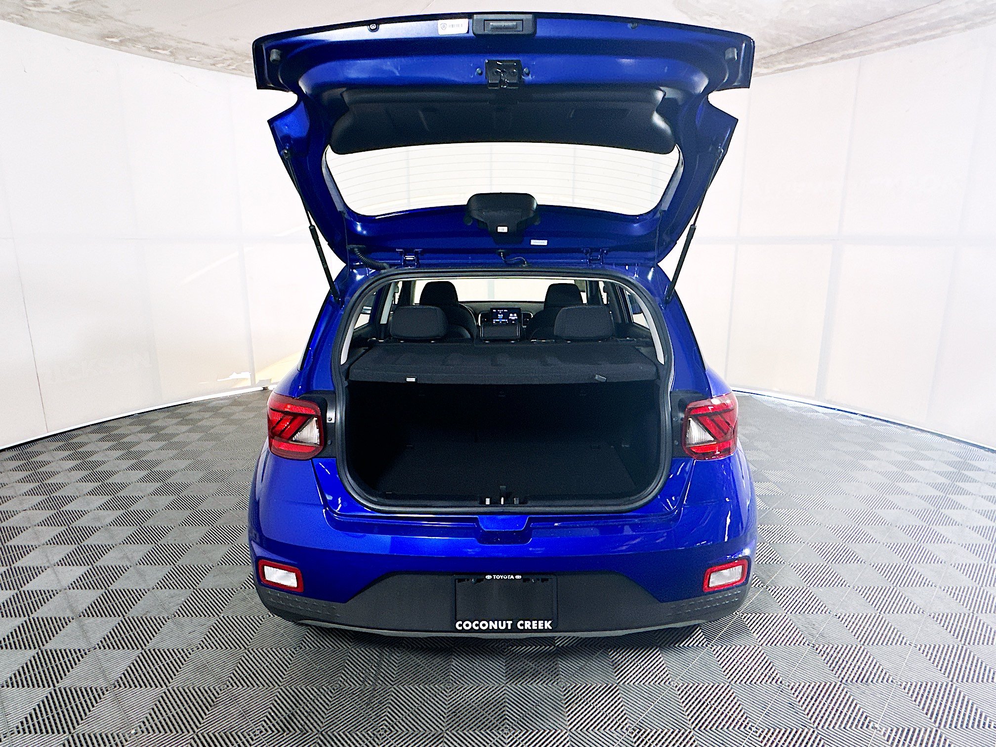 Used 2025 Hyundai Venue SEL FWD image 31