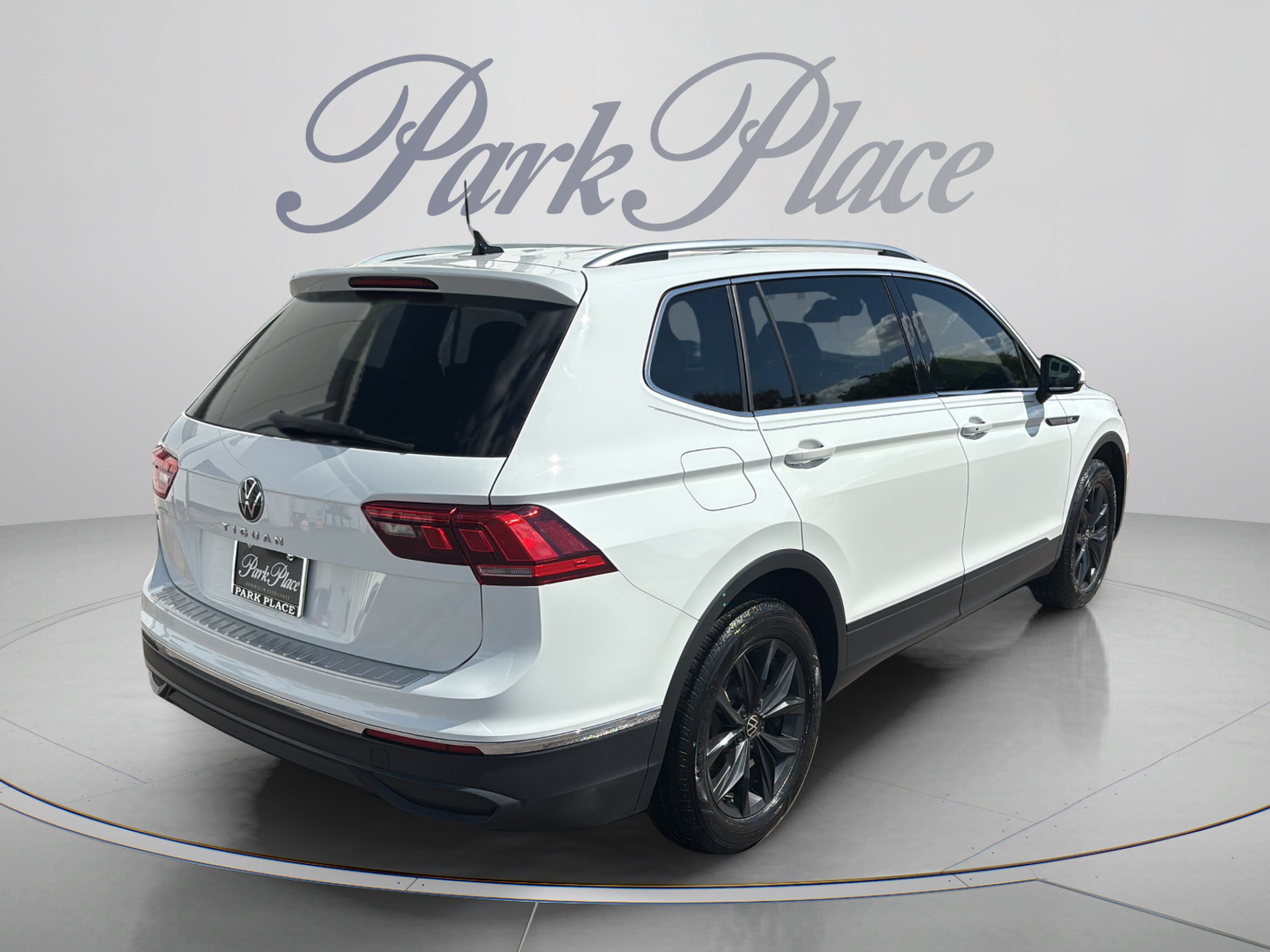 Used 2024 Volkswagen Tiguan SE FWD image 6