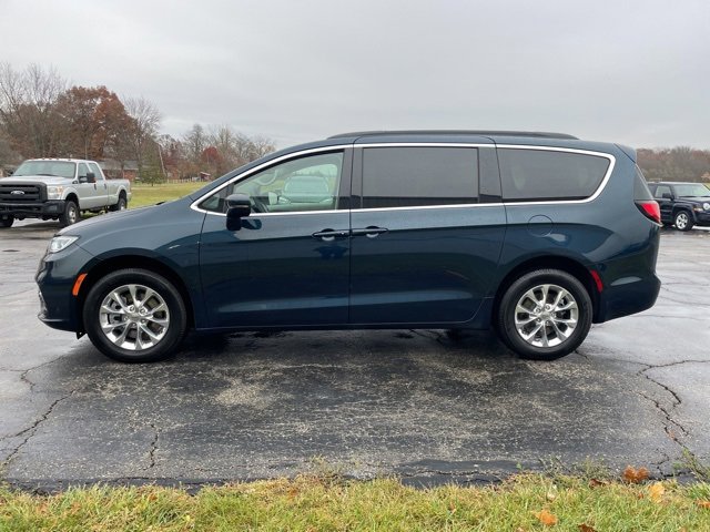 Used 2022 Chrysler Pacifica Touring-L image 11