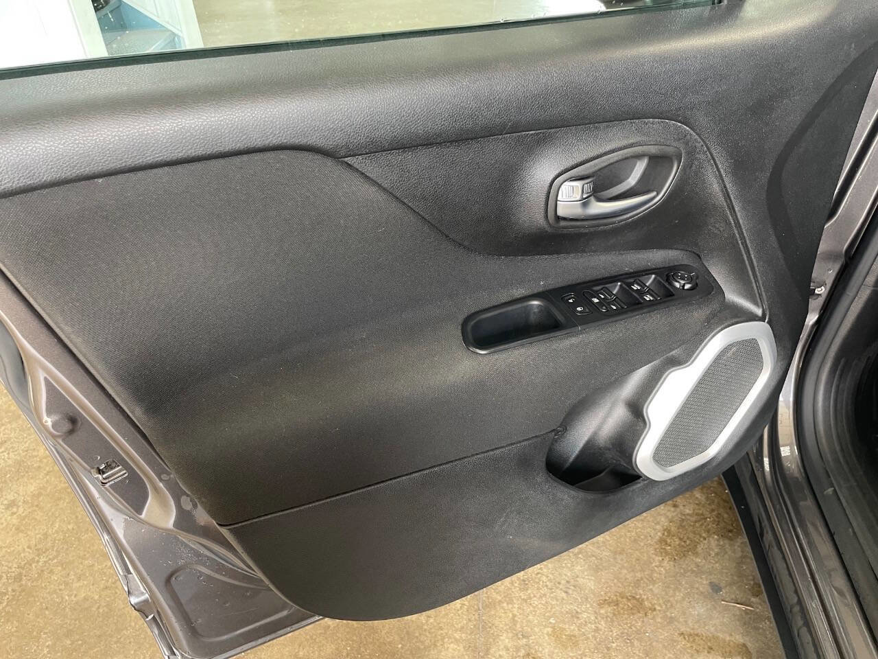 Used 2018 Jeep Renegade Latitude AWD/4WD image 5