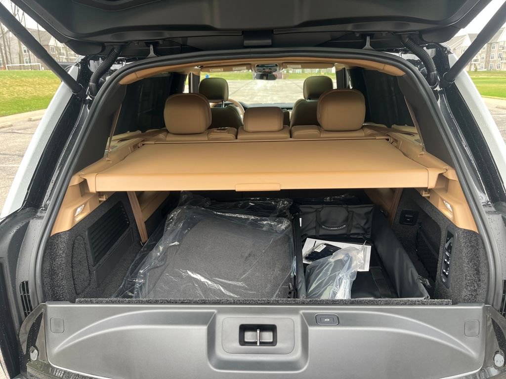 New 2026 Land Rover Range Rover Long Wheelbase SE image 18